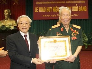 Tổng Bí thư Nguyễn Phú Trọng trao Huy hiệu 75 năm tuổi Đảng tặng Đại tướng Lê Đức Anh  - ảnh 1